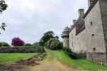 Bretagne-Brélés-château de Kergroadès-douves et extérieurs du château