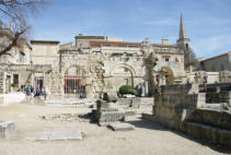 Arles : vestige du  théatre antique