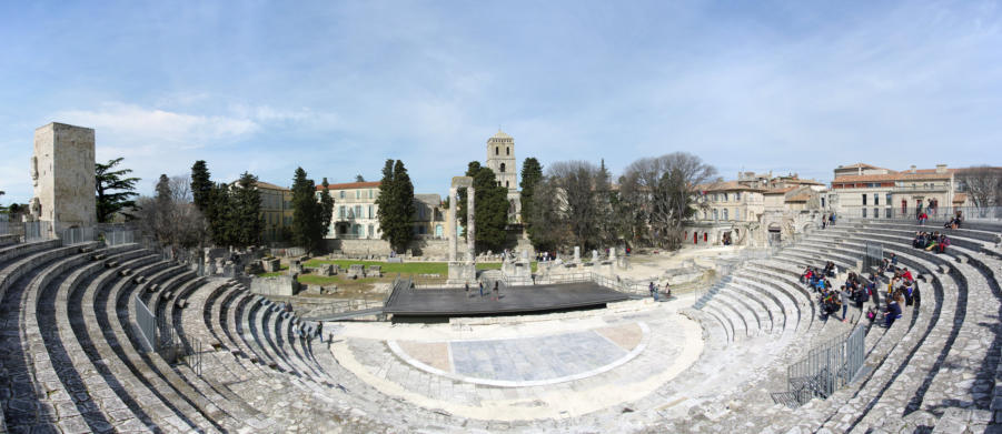 Arles : amphithéatre antique et théatre antique derrière le podium