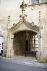 Arles : Portail de la commanderie de Saint Luce de l'Ordre de Malte
