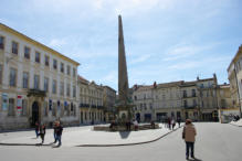 Arles : obélisque place de la République avec son obélisque 