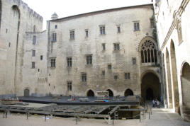 Avignon : cour intérieure du palais des papes