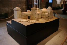 Avignon : maquette du palais des papes