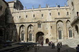 Avignon : cour intérieure du palais des papes