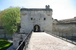 Avignon : entrée pont d'Avignon
