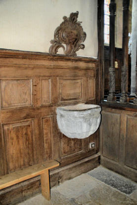 église Saint-Valère :bénitier