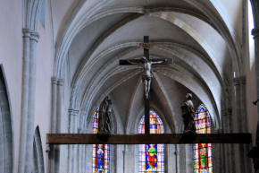 Poligny : collégiale Saint-Hippolyte, poutre de gloire