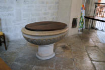 Poligny : collégiale Saint-Hippolyte,bénitier