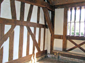 Châtillon sur Broué : église Notre Dame, murs