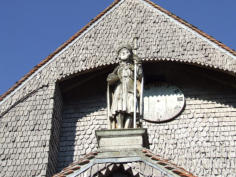 Lentilles :l'église, statue de Saint Jacques au dessus du porche