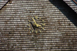 Outines : L'église Saint Nicolas,l'horloge